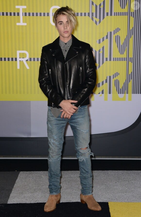 Justin Bieber, tout de Saint Laurent vêtu, assiste aux MTV Video Music Awards 2015 au Microsoft Theater. Los Angeles, le 30 août 2015.