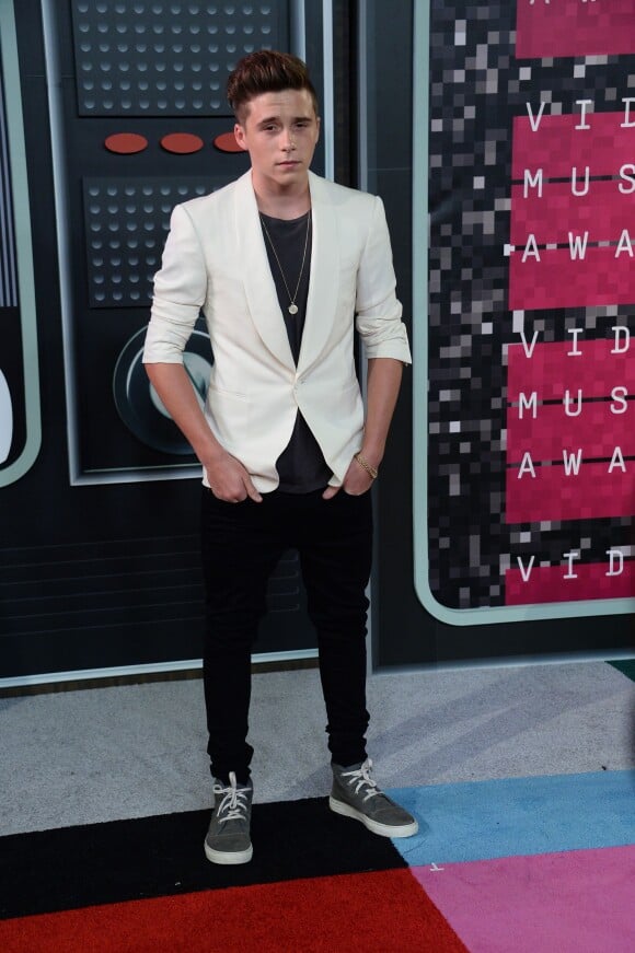 Brooklyn Beckham, ultrachic dans son blazer blanc Ralph Lauren, assiste aux MTV Video Music Awards 2015 au Microsoft Theater. Los Angeles, le 30 août 2015.