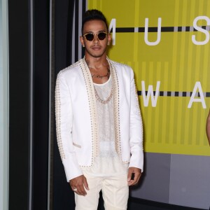 Lewis Hamilton assiste aux MTV Video Music Awards 2015 au Microsoft Theater, habillée d'une veste et d'un jean Balmain et de bottines Saint Laurent. Los Angeles, le 30 août 2015.