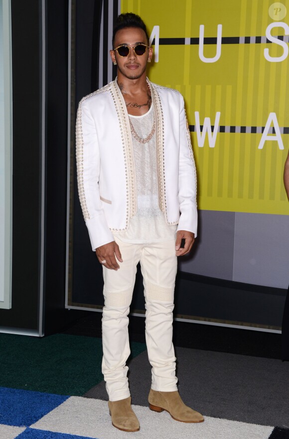 Lewis Hamilton assiste aux MTV Video Music Awards 2015 au Microsoft Theater, habillée d'une veste et d'un jean Balmain et de bottines Saint Laurent. Los Angeles, le 30 août 2015.