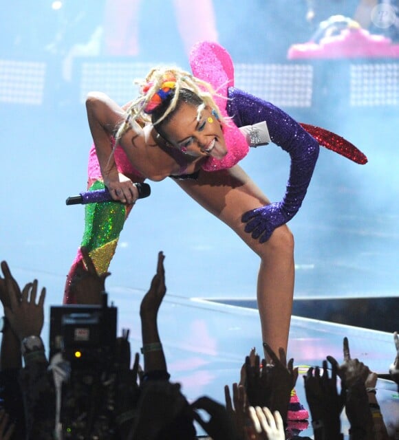Miley Cyrus sur scène  - Soirée des MTV Video Music Awards à Los Angeles, le 30 août 2015.