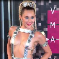 Miley Cyrus aux MTV VMA : Sein à l'air, nouvel album et tenues excentriques !