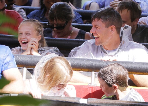 Exclusif - Steven Gerrard avec ses filles Lilly-Ella, Lourdes et Lexie, et sa femme Alex aux Universal Studios à Hollywood le 19 août 2015.
