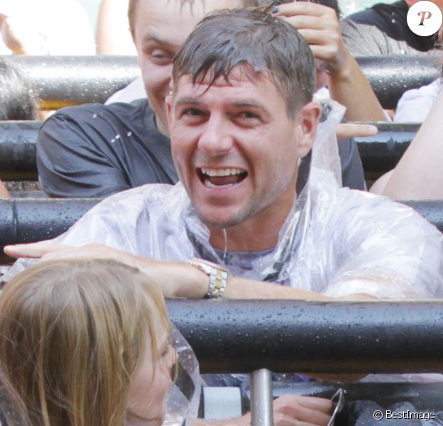 Exclusif - Le footballeur anglais Steven Gerrard avec ses filles Lilly-Ella, Lourdes et Lexie, et sa femme Alex aux Universal Studios à Hollywood le 19 août 2015.