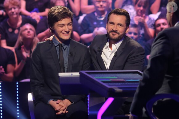 Exclusif - Olivier Minne joue avec Tristan Alary, gagnant de l'émission Joker au profit de l’association Le Fonds CSP, lors du tournage de l'émission spéciale des 15 ans de Qui veut gagner des millions ? (tournage le lundi 31 août 2015, diffusion le samedi 5 septembre 2015 à 20h55 sur TF1).