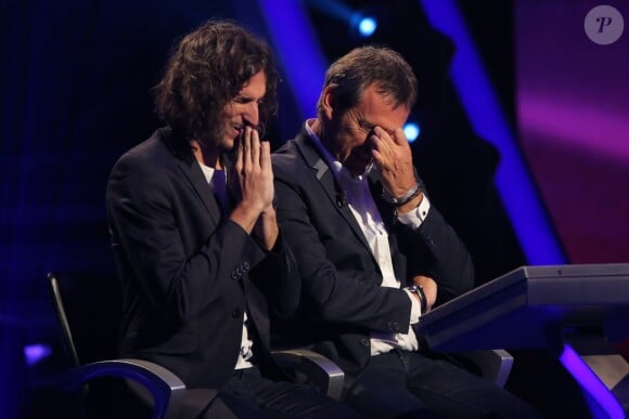 Exclusif - Jean-Luc Reichmann joue avec Xavier Mercier, gagnant des 12 coups de midi au profit de l'Association SOS Addictions, lors du tournage de l'émission spéciale des 15 ans de Qui veut gagner des millions ? (tournage le lundi 31 août 2015, diffusion le samedi 5 septembre 2015 à 20h55 sur TF1).