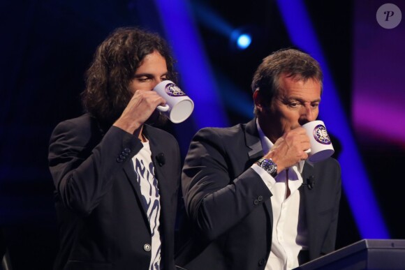 Exclusif - Jean-Luc Reichmann joue avec Xavier Mercier, gagnant des 12 coups de midi au profit de l'Association SOS Addictions, lors du tournage de l'émission spéciale des 15 ans de Qui veut gagner des millions ? (tournage le lundi 31 août 2015, diffusion le samedi 5 septembre 2015 à 20h55 sur TF1).