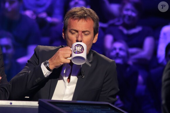 Exclusif - Jean-Luc Reichmann joue avec Xavier Mercier, gagnant des 12 coups de midi au profit de l'Association SOS Addictions, lors du tournage de l'émission spéciale des 15 ans de Qui veut gagner des millions ? (tournage le lundi 31 août 2015, diffusion le samedi 5 septembre 2015 à 20h55 sur TF1).
