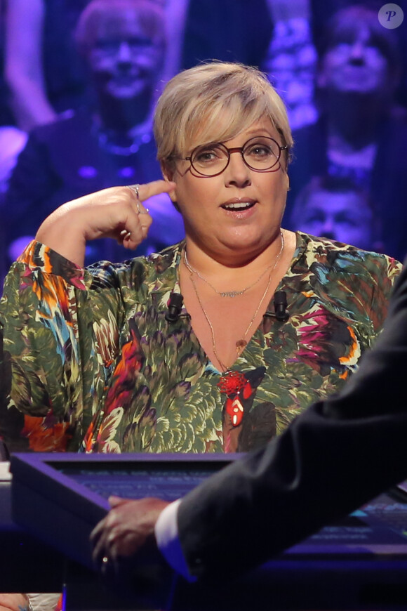 Exclusif - Laurence Boccolini joue avec Dominique Kubler au profit de l'Association Française contre les Neuropathies Périphériques, lors du tournage de l'émission spéciale des 15 ans de Qui veut gagner des millions ? (tournage le lundi 31 août 2015, diffusion le samedi 5 septembre 2015 à 20h55 sur TF1).