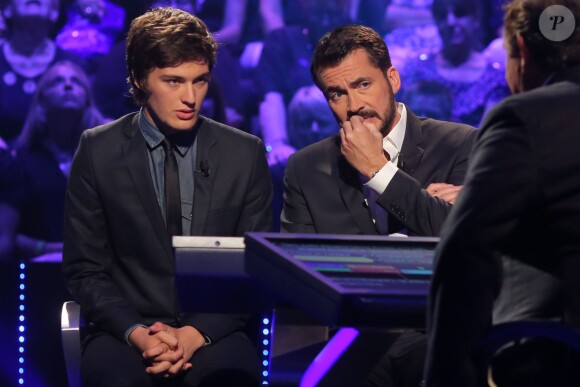 Exclusif - Olivier Minne joue avec Tristan Alary, gagnant de l'émission Joker au profit de l’association Le Fonds CSP, lors du tournage de l'émission spéciale des 15 ans de Qui veut gagner des millions ? (tournage le lundi 31 août 2015, diffusion le samedi 5 septembre 2015 à 20h55 sur TF1).