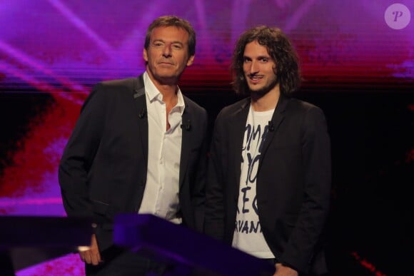 Exclusif - Jean-Luc Reichmann joue avec Xavier Mercier, gagnant des 12 coups de midi au profit de l'Association SOS Addictions, lors du tournage de l'émission spéciale des 15 ans de Qui veut gagner des millions ? (tournage le lundi 31 août 2015, diffusion le samedi 5 septembre 2015 à 20h55 sur TF1).