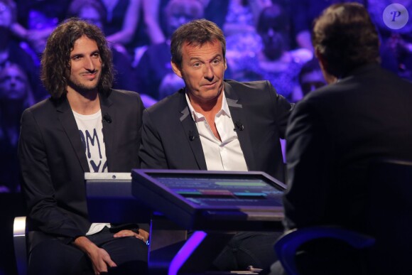 Exclusif - Jean-Luc Reichmann joue avec Xavier Mercier, gagnant des 12 coups de midi au profit de l'Association SOS Addictions, lors du tournage de l'émission spéciale des 15 ans de Qui veut gagner des millions ? (tournage le lundi 31 août 2015, diffusion le samedi 5 septembre 2015 à 20h55 sur TF1).