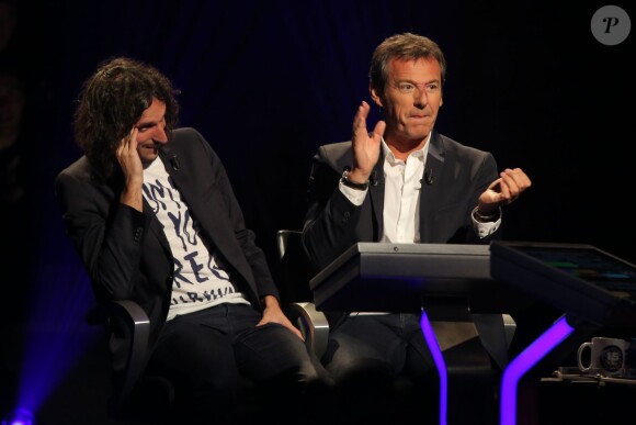 Exclusif - Jean-Luc Reichmann joue avec Xavier Mercier, gagnant des 12 coups de midi au profit de l'Association SOS Addictions, lors du tournage de l'émission spéciale des 15 ans de Qui veut gagner des millions ? (tournage le lundi 31 août 2015, diffusion le samedi 5 septembre 2015 à 20h55 sur TF1).
