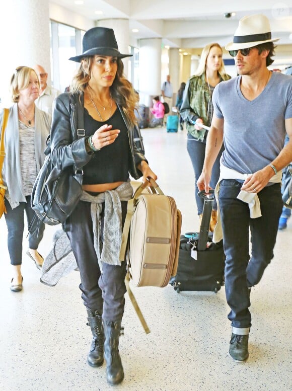 Les jeunes mariés Ian Somerhalder et Nikki Reed arrivent à l'aéroport de LAX à Los Angeles pour prendre l'avion pour Nice, le 19 mai 2015