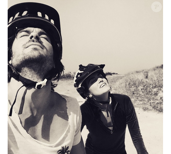 Nikki Reed et son mari Ian Somerhalder font du vélo / photo postée sur le compte Instagram de l'actrice américaine.