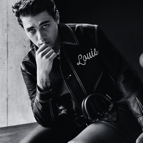 Xavier Dolan photographié par Alasdair McLellan pour la nouvelle campagne publicitaire masculine de Louis Vuitton.