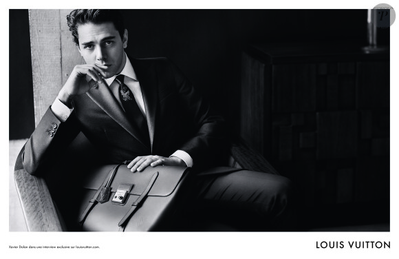 Xavier Dolan figure sur la nouvelle campagne publicitaire masculine de Louis Vuitton. Photo par Alasdair McLellan.