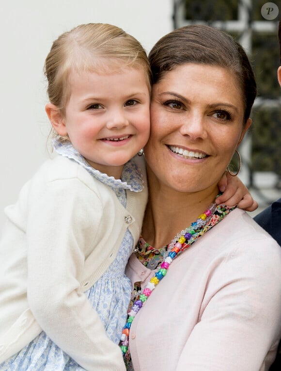 La princesse Victoria de Suède et sa fille la princesse Estelle lors de l'anniversaire de la princesse Victoria à Oland le 14 juillet 2015