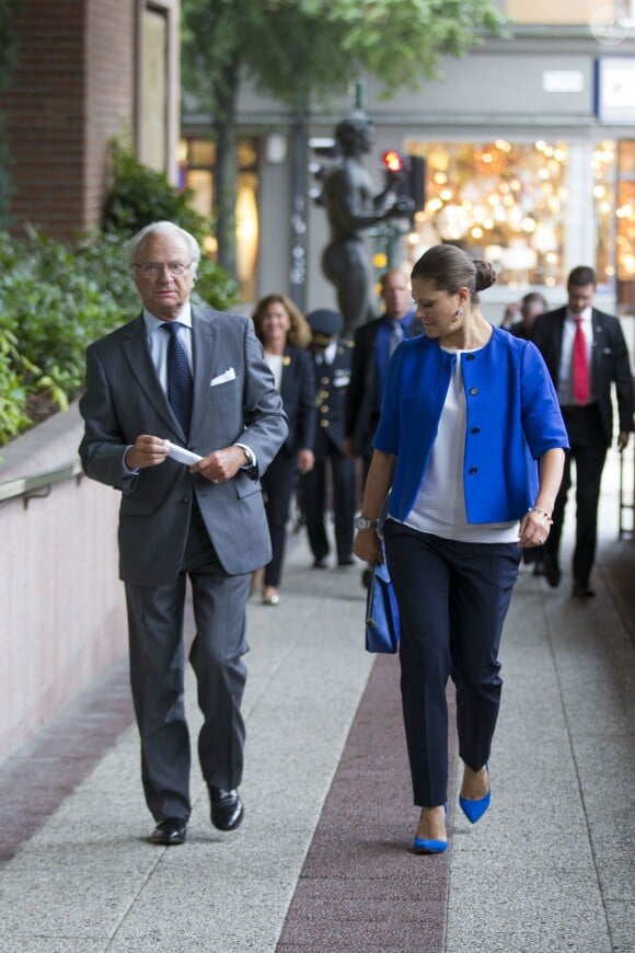 Le roi Carl Gustav et la princesse Victoria de Suèdelors de leur arrivée au "Swedish Civil Contingencies Agency" pour assister à un séminaire, à Stockholm, le 1er septembre 2015