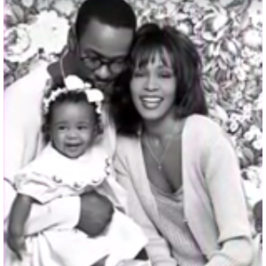 Whitney Houston et sa fille Bobbi Kristina ainsi que son ex-mari Bobby Brown/ capture d'écran de la vidéo hommage postée sur le Facebook de Tyler Perry.