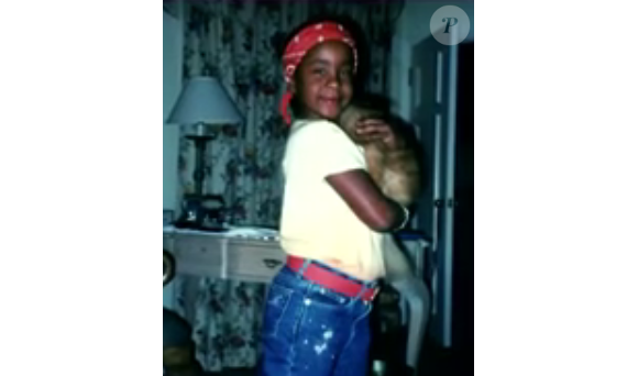 Bobbi Kristina et son lapin domestique / capture d'écran de la vidéo hommage postée sur le Facebook de Tyler Perry.