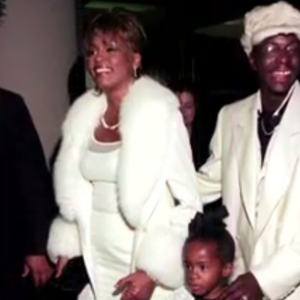 Bobbi Kristina avec son père Bobby Brown et sa mère Whitney Houston / capture d'écran de la vidéo hommage postée sur le Facebook de Tyler Perry.