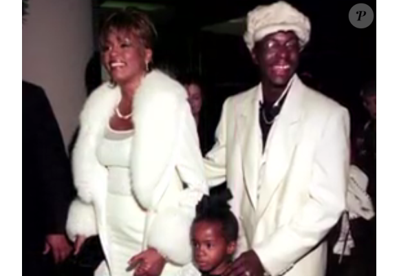 Bobbi Kristina avec son père Bobby Brown et sa mère Whitney Houston / capture d'écran de la vidéo hommage postée sur le Facebook de Tyler Perry.