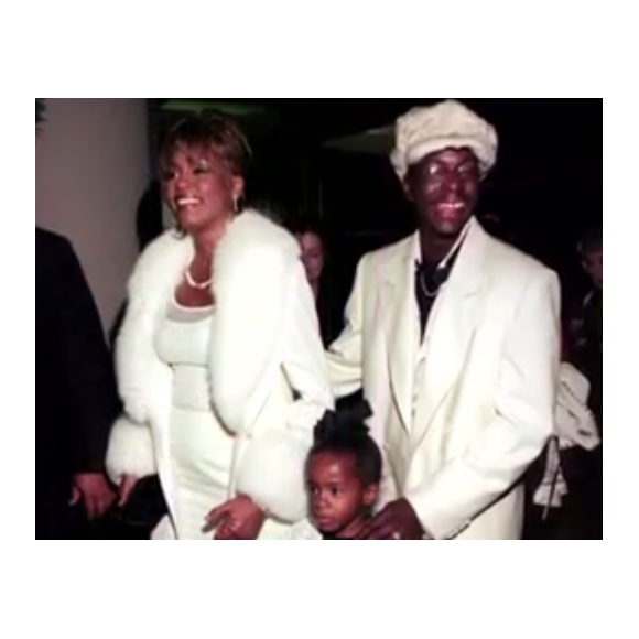 Bobbi Kristina avec son père Bobby Brown et sa mère Whitney Houston / capture d'écran de la vidéo hommage postée sur le Facebook de Tyler Perry.