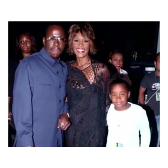 Bobbi Kristina avec son père Bobby Brown et sa mère Whitney Houston/ capture d'écran de la vidéo hommage postée sur le Facebook de Tyler Perry.