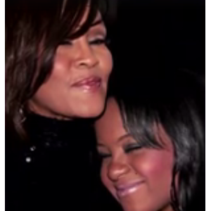 Bobbi Kristina et sa mère Whitney Houston / capture d'écran de la vidéo hommage postée sur le Facebook de Tyler Perry.