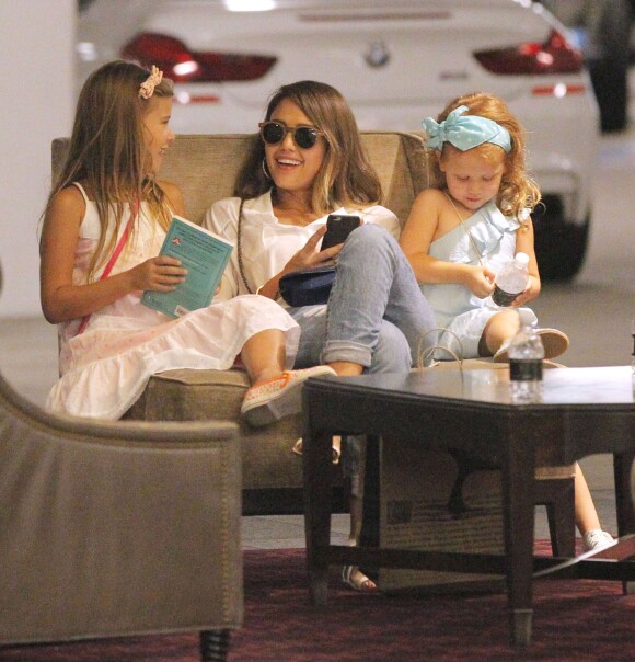 Jessica Alba et ses deux filles Honor et Haven à Los Angeles. Le 25 juillet 2015.