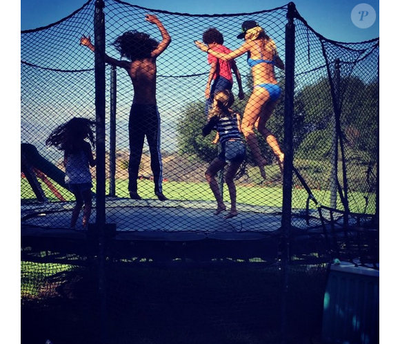 Heidi Klum et ses enfants font du trampoline / photo postée sur Instagram.