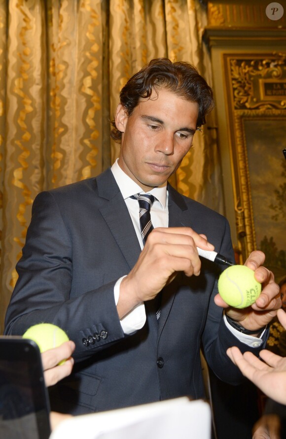 Rafael Nadal a reçu des mains de la maire de Paris Anne Hidalgo la médaille Grand vermeil de la ville de Paris, le 21 mai 2015