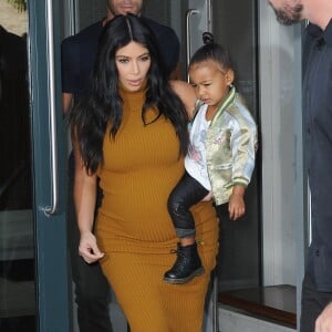 Kim Kardashian, sa fille North West et Simon Huck quittent l'appartement de Kanye West à Soho. New York, le 9 septembre 2015.