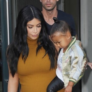 Kim Kardashian, sa fille North West et Simon Huck quittent l'appartement de Kanye West à Soho. New York, le 9 septembre 2015.