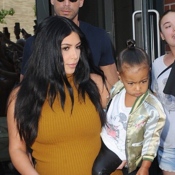 Kim Kardashian, sa fille North West et Simon Huck quittent l'appartement de Kanye West à Soho. New York, le 9 septembre 2015.