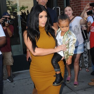 Kim Kardashian, sa fille North West et Simon Huck quittent l'appartement de Kanye West à Soho. New York, le 9 septembre 2015.