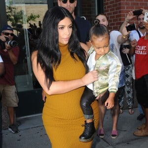 Kim Kardashian, sa fille North West et Simon Huck quittent l'appartement de Kanye West à Soho. New York, le 9 septembre 2015.