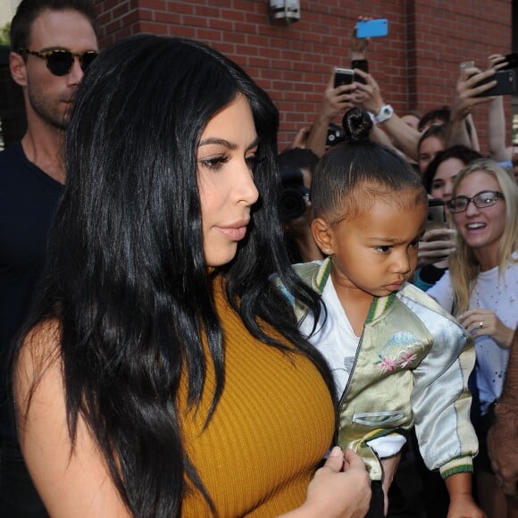 Kim Kardashian, sa fille North West et Simon Huck quittent l'appartement de Kanye West à Soho. New York, le 9 septembre 2015.