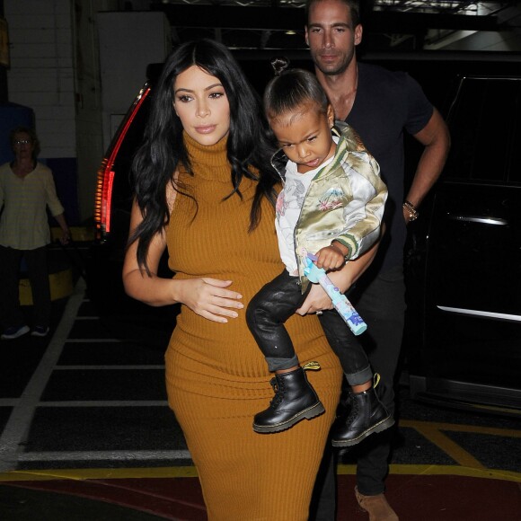 Kim Kardashian, sa fille North West et Simon Huck à New York, le 9 septembre 2015.