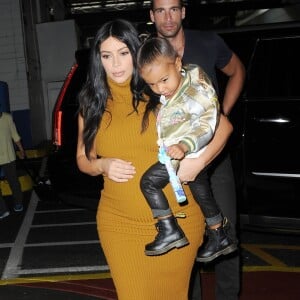 Kim Kardashian, sa fille North West et Simon Huck à New York, le 9 septembre 2015.