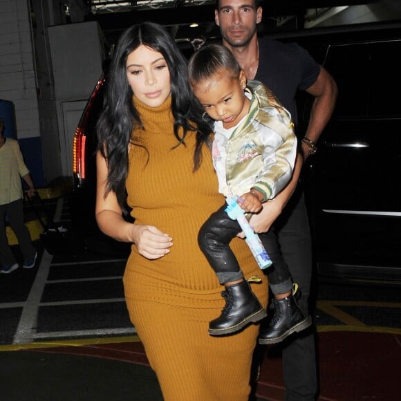 Kim Kardashian, sa fille North West et Simon Huck à New York, le 9 septembre 2015.