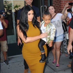 Kim Kardashian, sa fille North West et Simon Huck quittent l'appartement de Kanye West à Soho. New York, le 9 septembre 2015.