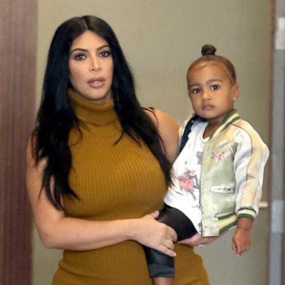 Kim Kardashian, sa fille North West et Simon Huck quittent l'appartement de Kanye West à Soho. New York, le 9 septembre 2015.