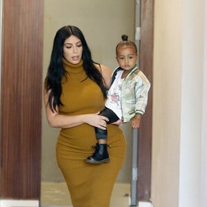 Kim Kardashian, sa fille North West et Simon Huck quittent l'appartement de Kanye West à Soho. New York, le 9 septembre 2015.