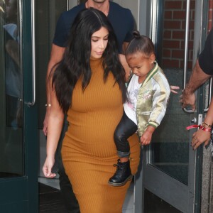 Kim Kardashian, sa fille North West et Simon Huck quittent l'appartement de Kanye West à Soho. New York, le 9 septembre 2015.