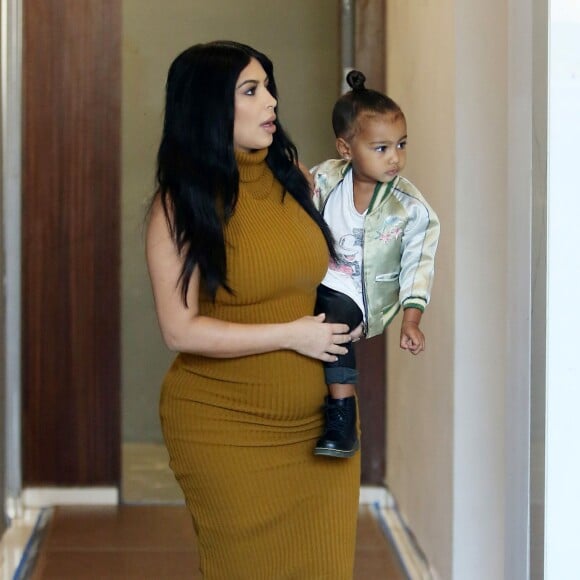 Kim Kardashian, sa fille North West et Simon Huck quittent l'appartement de Kanye West à Soho. New York, le 9 septembre 2015.