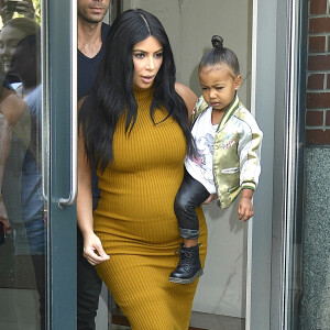 Kim Kardashian, sa fille North West et Simon Huck quittent l'appartement de Kanye West à Soho. New York, le 9 septembre 2015.