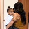 North West dans les bras de sa maman Kim Kardashian à New York, le 9 septembre 2015.