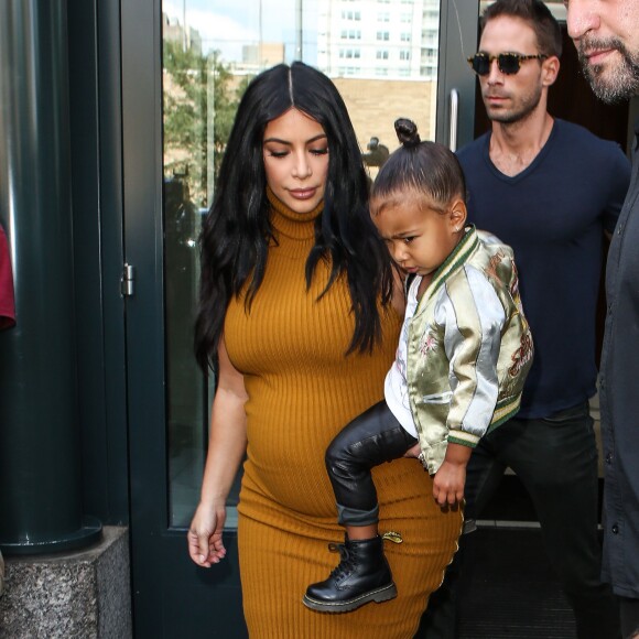 Kim Kardashian, sa fille North West et Simon Huck quittent l'appartement de Kanye West à Soho. New York, le 9 septembre 2015.